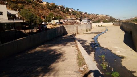 Ambientalistas de Estados Unidos van por sanear cañón de Tijuana