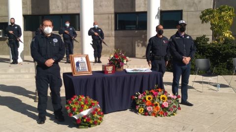 Mujer policía muere por Covid 19; la despiden con honores
