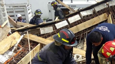 Derrumbe en construcción en Puebla deja dos muertos