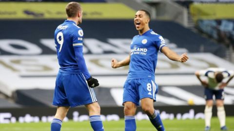 Leicester City gana y complica al Tottenham en la Premier League