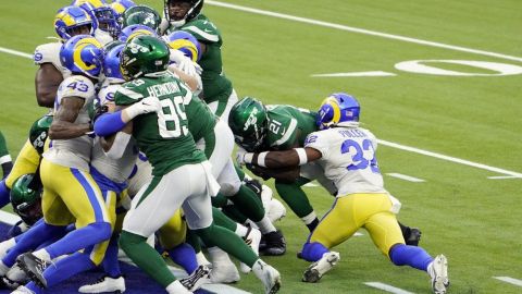 Jets sorprenden a Rams y evitan temporada sin victoria