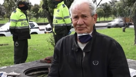 Dan hogar a hombre que vivió 15 años debajo de una coladera
