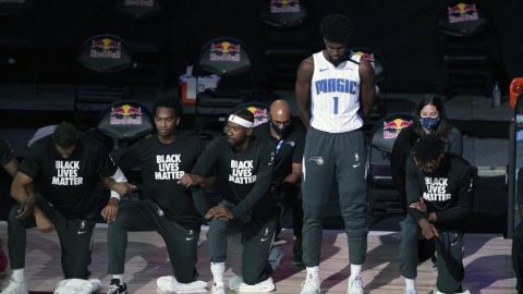 La NBA vuelve a establecer política de estar de pie durante el himno nacional