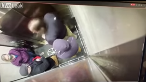 Video causa indignación: Joven tose la cara de abuelito en elevador