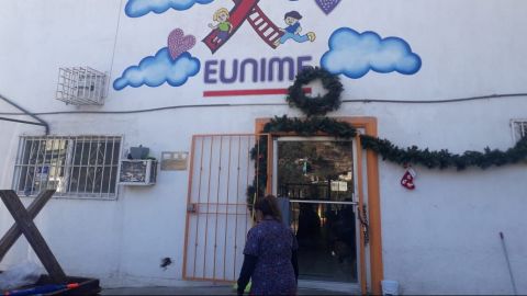 Niños de casa hogar con esperanzas de abrir un regalo esta navidad