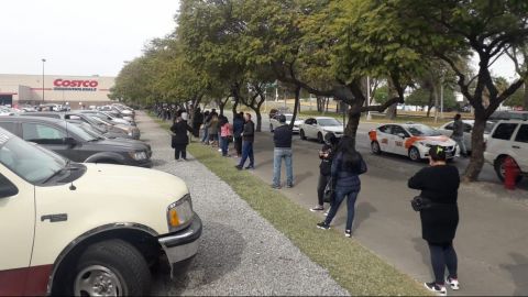 Tijuanenses hacen horas de fila para comprar panecitos en Costco