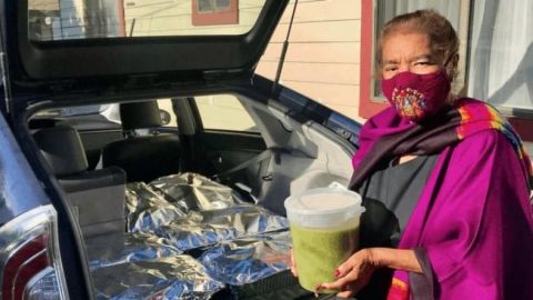 Abuelita prepara cientos de tamales a médicos que la atendieron de COVID19