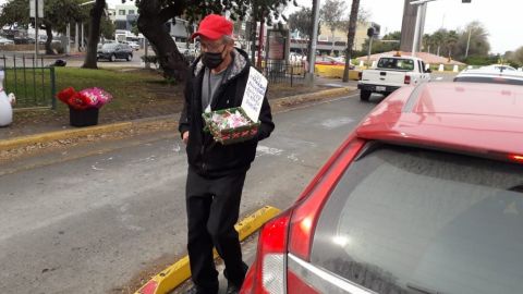 Abuelito empacador vende dulces en las calles de Tijuana