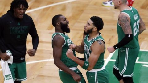 Tatum aporta triples clave; Celtics superan a Bucks