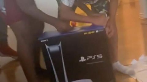 Regalan a sus hijos un 'PlayStation 5'; la caja estaba llena de LIBROS