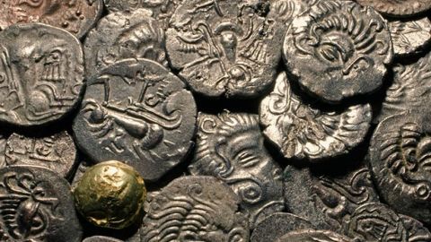 Hombre encuentra tesoro celta de más de 1 millón de dólares