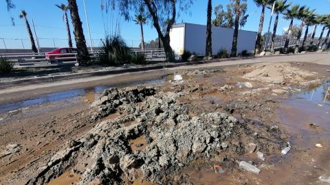 Fuga de aguas negras y potable pueden provocar accidentes