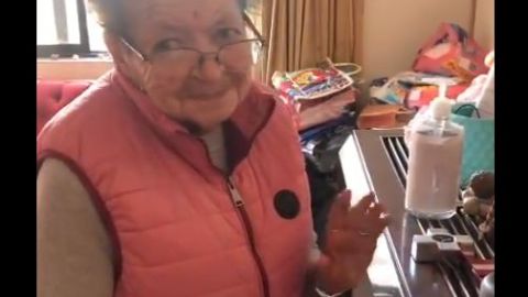 Abuelita recibe de regalo bocina de Alexa y enternece en redes sociales