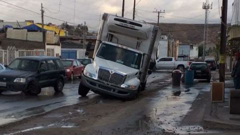 Hundimiento en la Calle San Antonio, se dañó un camión