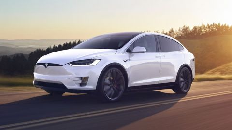 Autos Tesla incluyen ''La Cucaracha'' en el claxon
