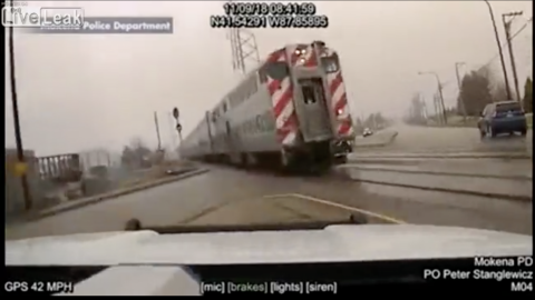VIDEO: Patrulla a punto de ser DESTRUIDA por tren