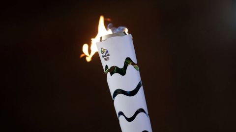 Brasileños venden antorchas olímpicas para salir de la crisis económica