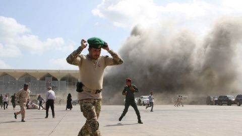 Explosión en aeropuerto de Yemen deja al menos 22 muertos