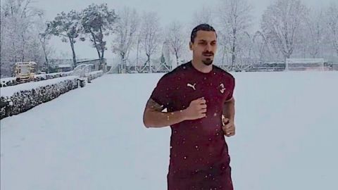 Zlatan Ibrahimovic reta al frío y se avienta semidesnudo a la nieve