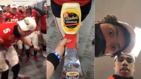 Quarterback de Wisconsin destroza el trofeo del Mayo Bowl en pleno festejo