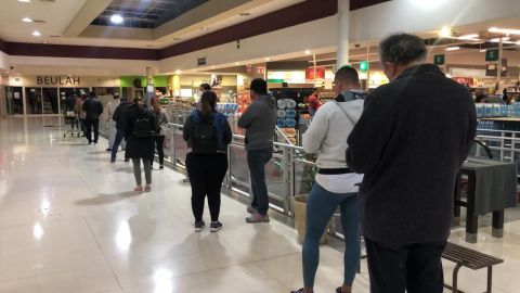 Tijuanenses sin miedo al contagio hacen filas por comprar pan