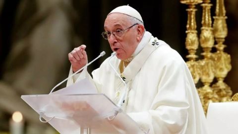 Papa reaparece después de ataque de dolor, pide la paz en mensaje de Año Nuevo