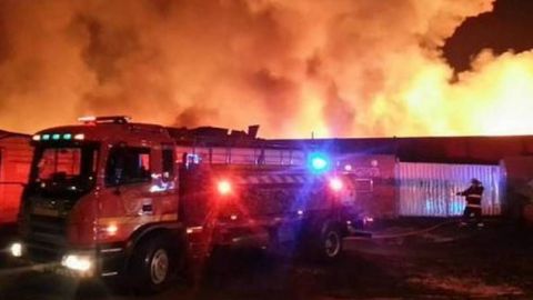 Incendio consume 11 camiones de pasajeros en Edomex