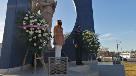 Realizan evento de entrega floral en monumento del policía caído