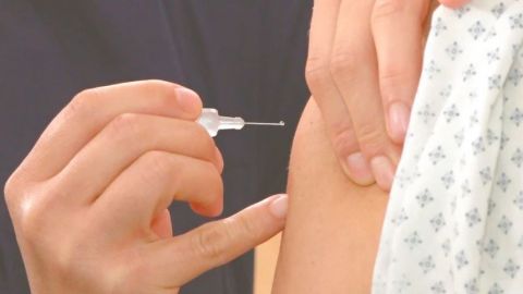Hospitalizan a doctora por reacciones adversas a vacuna contra Covid