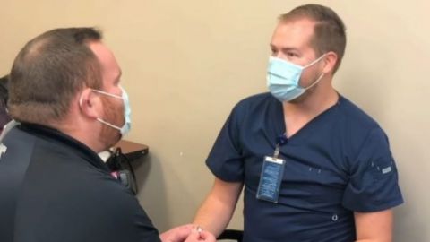 VIDEO: Paramédico propone matrimonio a enfermero que lo vacunó contra covid