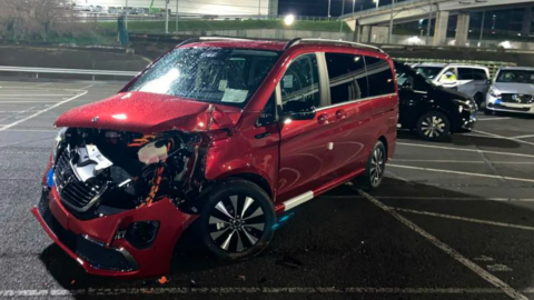 Empleado de Mercedes-Benz es despedido y en venganza destruye 50 camionetas