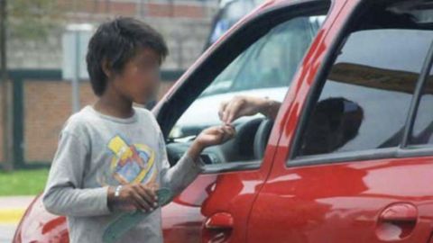 DIF exhorta a no dar monedas a menores en semáforos