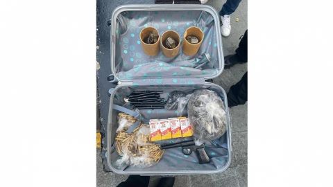 Detienen a mujer mientras vendía granadas, plumas pistola y droga