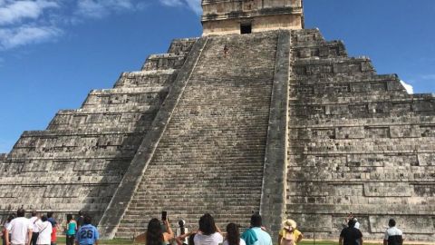 VIDEO: Sancionan a mujer que escaló la pirámide de Chichén Itzá