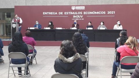 Entregan estímulos económicos a jóvenes de Tijuana