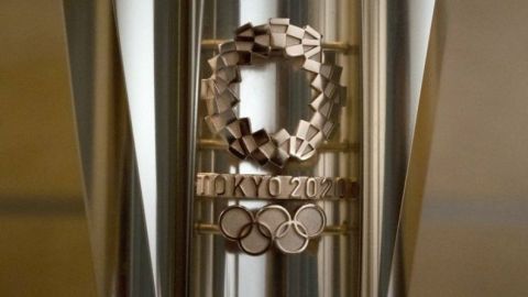 Alza en contagios frena exhibición de antorchas olímpicas