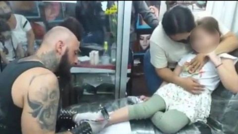 VIDEO: Padres causan indignación: tatúan a su hija menor de edad