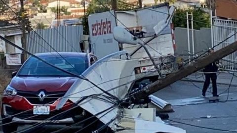 Camión de Estafeta deja sin electricidad a Jardines en Tijuana