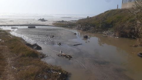 Otra vez: derrame de aguas negras en Playas de Rosarito