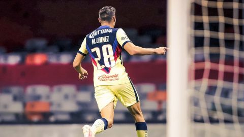 Diego Lainez felicita a Mauro por su gol con el América