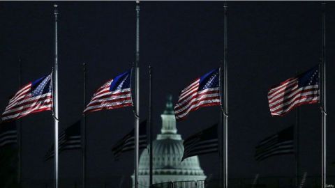 Izarán bandera de Casa Blanca a media asta por policías caídos