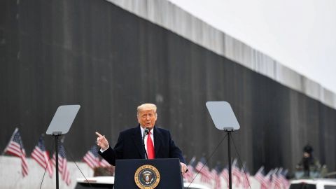 Desde el muro, Trump dice que NO lo van a destituir