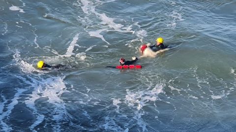 Se ahoga cerca de los acantilados: salvavidas rescatan su cuerpo