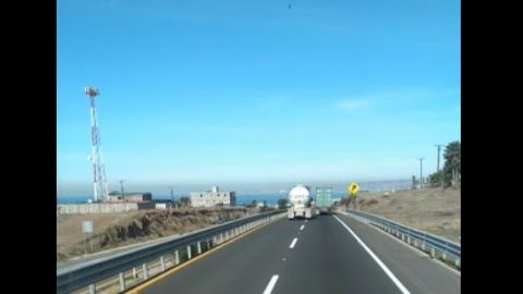 VIDEO: Pipa de Baja Gas rebasando a más de 100km/hr en la escénica