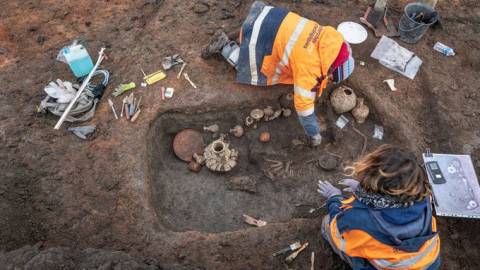 Hallan tumba de un niño de hace 2 mil años bajo aeropuerto de Francia