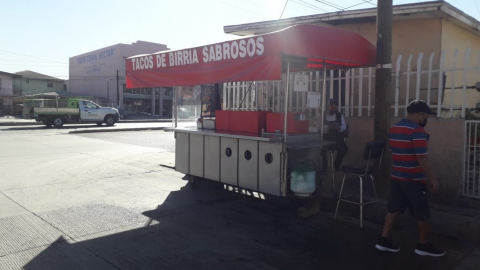 Ciudadanos insisten en comer tacos de birria en los puestos