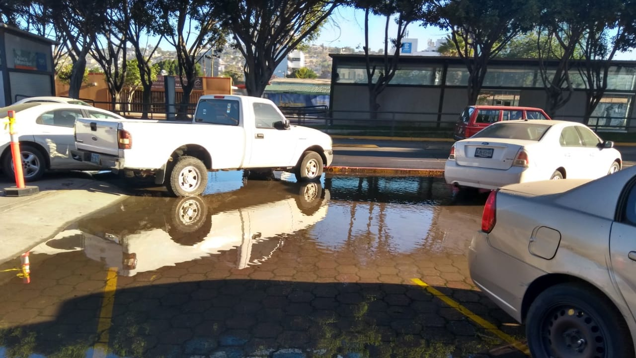 Atiende Cespt Fuga De Agua Entre Palacio Municipal Y Centro De Gobierno