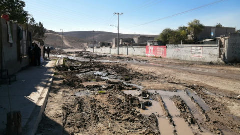 Obras inconclusas, inseguridad y derrame de aguas negras en Urbi Villa del Prado