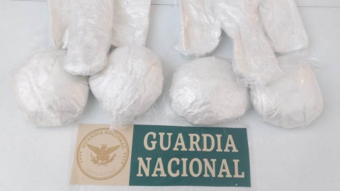 Detienen a dos mujeres en aeropuerto, traían 10 envoltorios de fentanilo