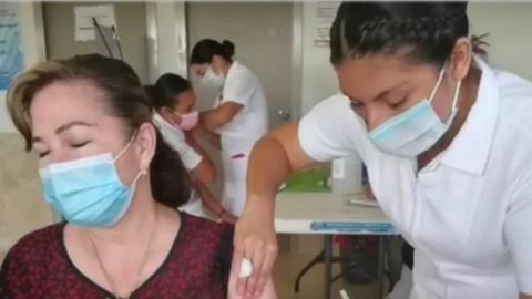 Cesan a directora de hospital en Tabasco por vacunarse contra Covid